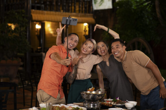 How Solo Hangouts Help You Meet New People and Make Real Connections